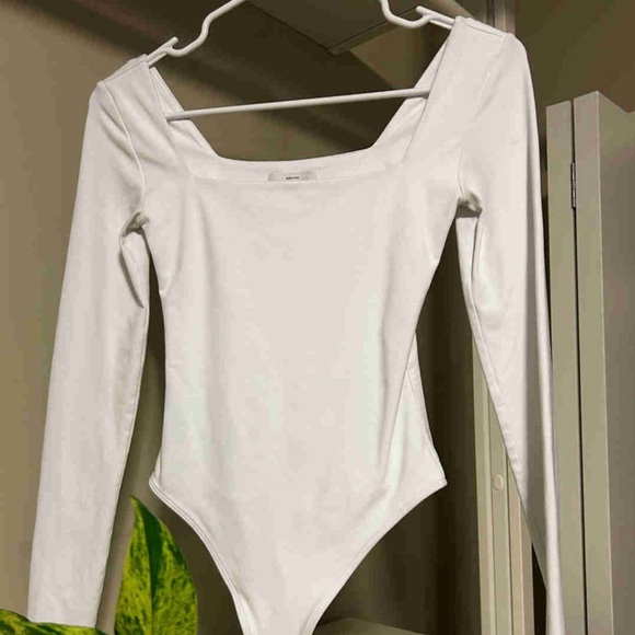 Aritzia Babaton Contour Long Sleeved Square Neck Bodysuit - Picture 1 of 3